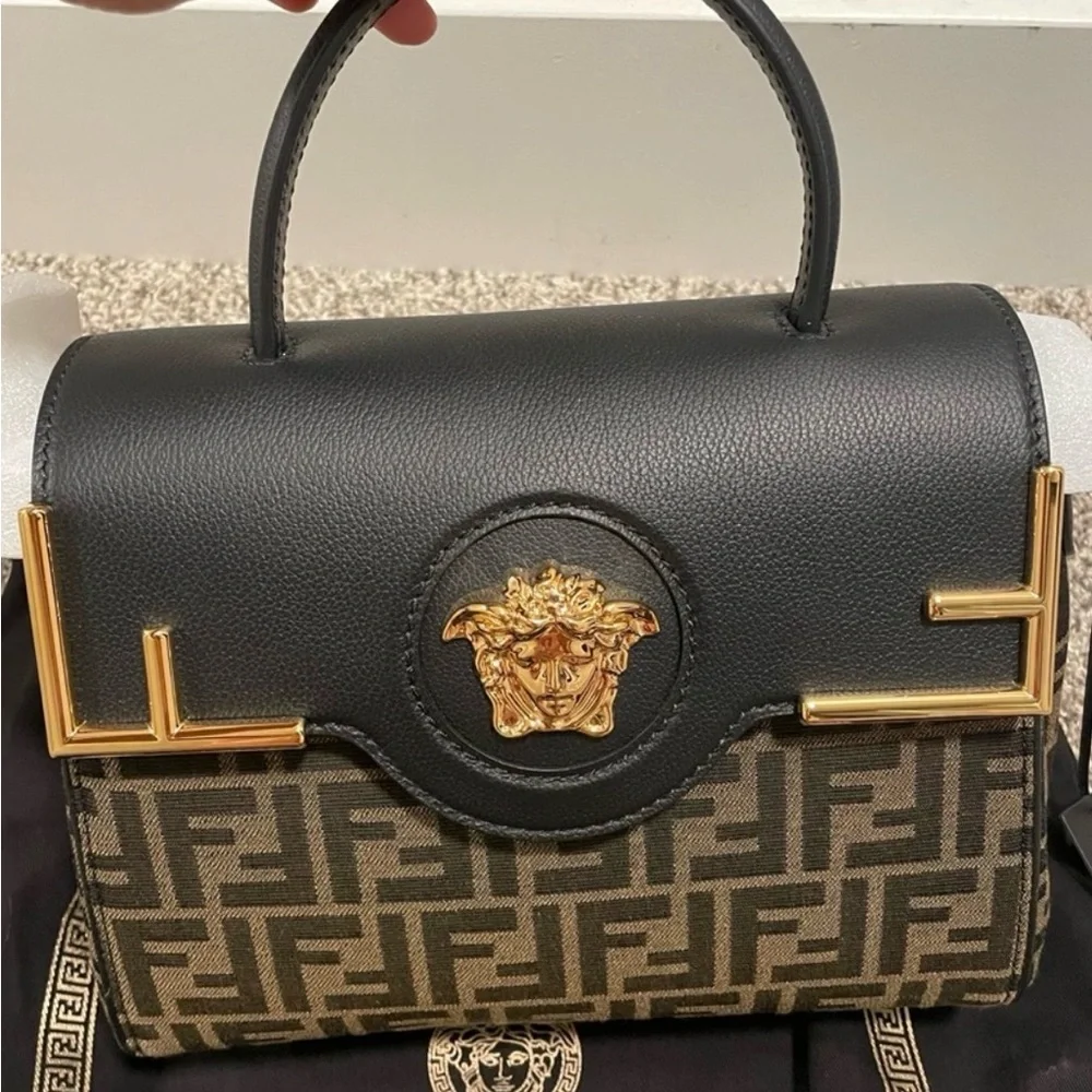 Fendace (Fendi and Versace
Collaboration) Limited edition handbag
La Medusa. - Picture 3 of 8